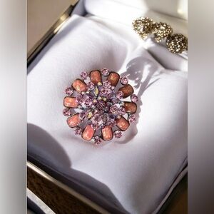 Vintage SNK pink crystal floral design brooch 🌸